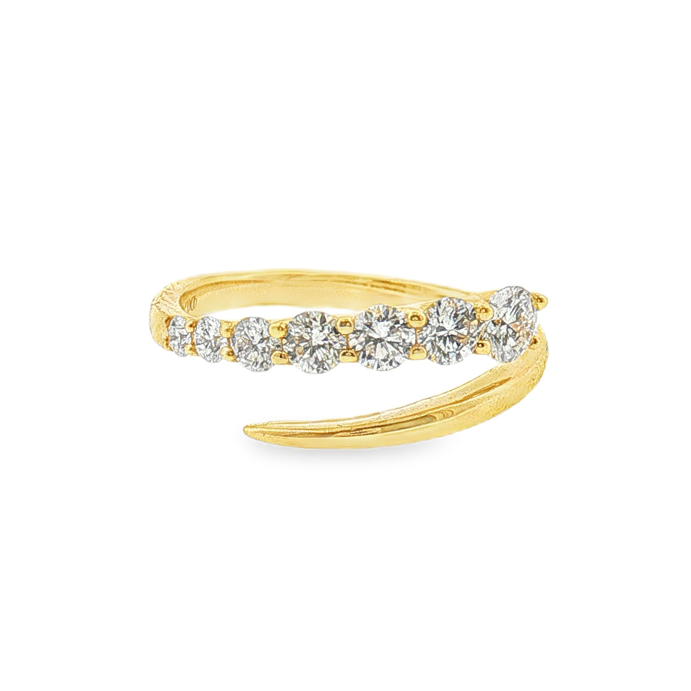 18k yellow gold diamond ring set with seven Round cut diamonds (0.74ctw)