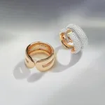 Sleek proportions and an essential shape. Vhernier revisits the Mon Jeu link and turns it into a ring.

Featured in the picture, the rose gold and the gold and diamonds iterations.